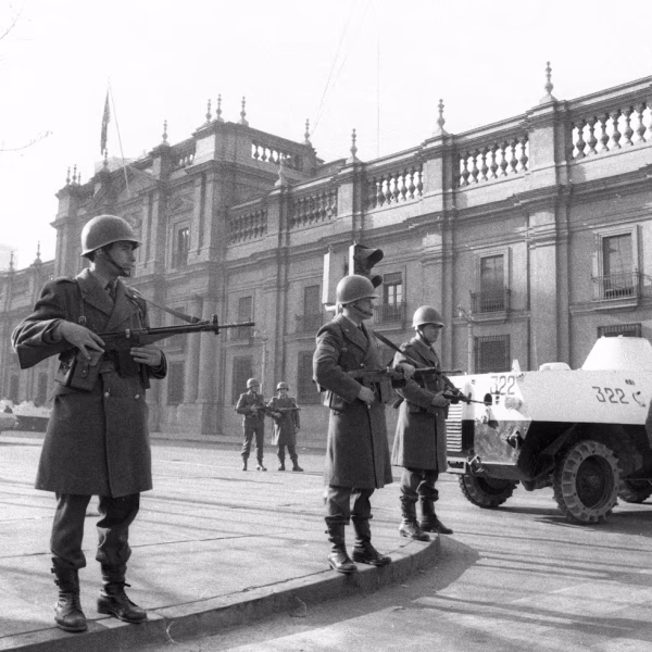 Militares armados frente al Palacio de La Moneda durante el golpe de Estado de 1973.