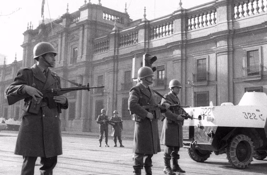 Militares armados frente al Palacio de La Moneda durante el golpe de Estado de 1973.