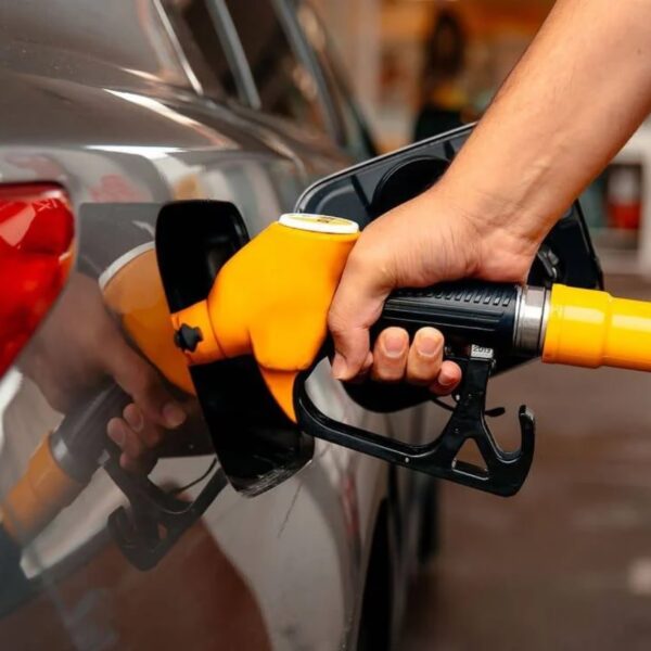 Suma y sigue. El combustible vuelve a apretar fuerte el bolsillo y el diésel&hellip;