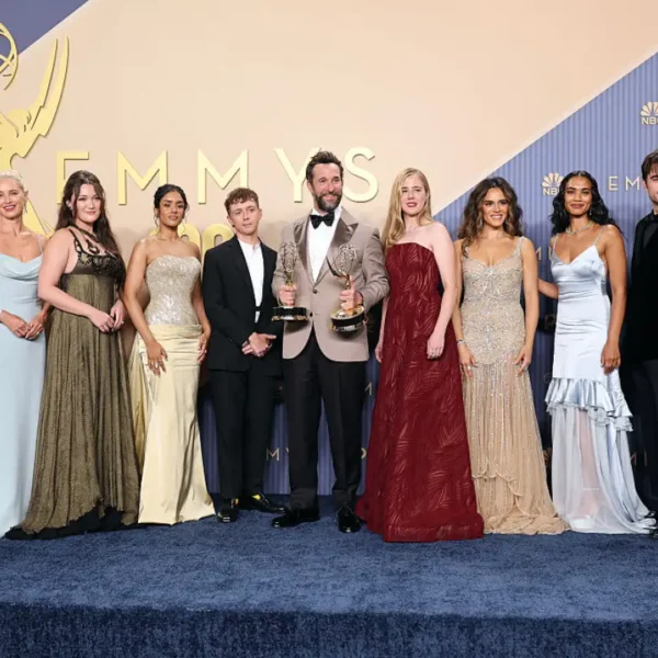 Elenco posa con estatuillas de los premios Emmy sobre la alfombra de la ceremonia.
