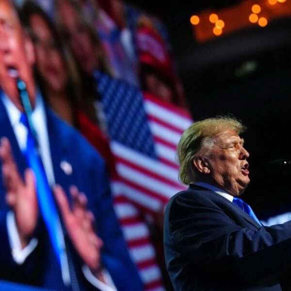 Trump promete US$5.000 a cada adulto si los republicanos ganan el Congreso