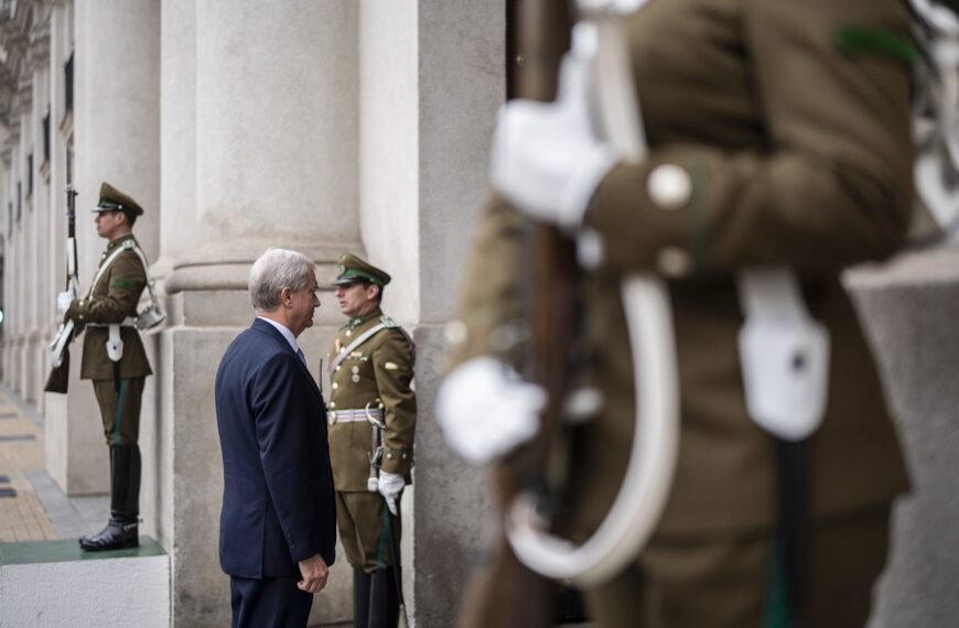 José Antonio Kast camina junto a la guardia de Carabineros en La Moneda.