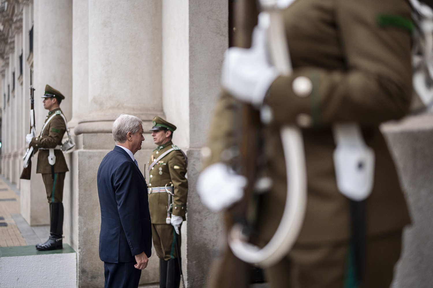 José Antonio Kast camina junto a la guardia de Carabineros en La Moneda.