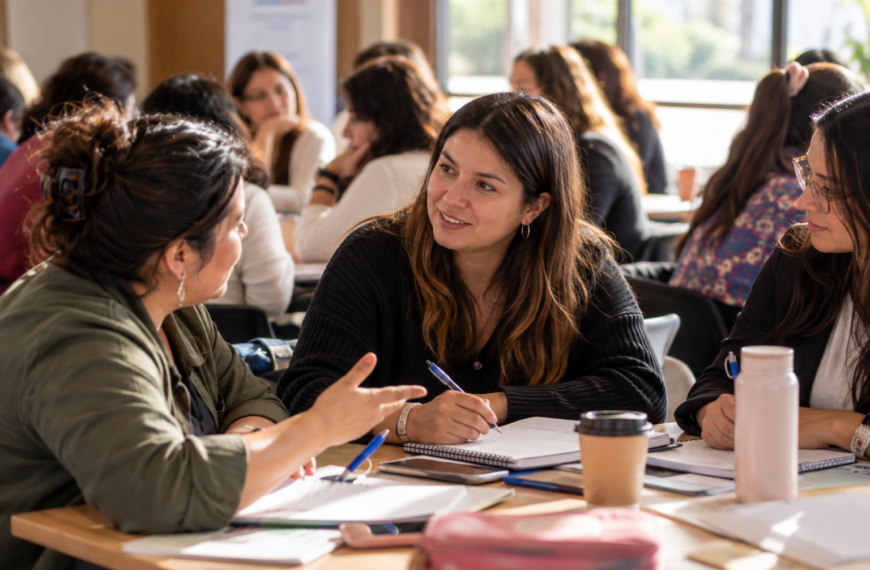 Mujeres emprendedoras conversan y toman apuntes durante una jornada de capacitación.