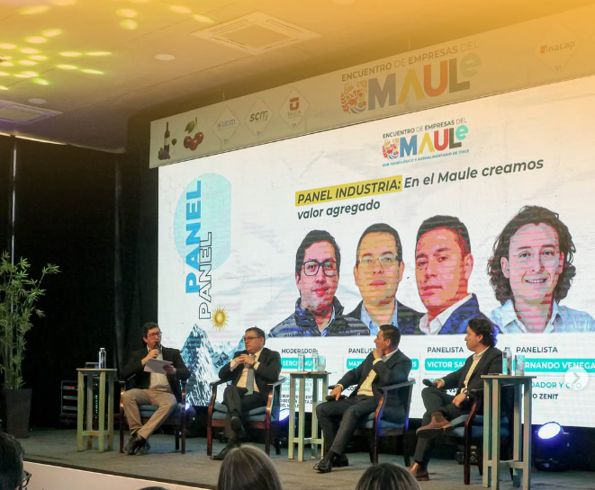 Cuatro panelistas conversan sobre un escenario durante el Encuentro de Empresas del Maule.
