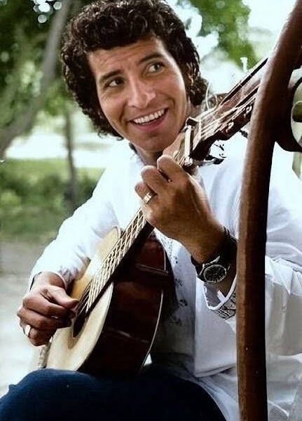 Victor Jara tocando guitarra.