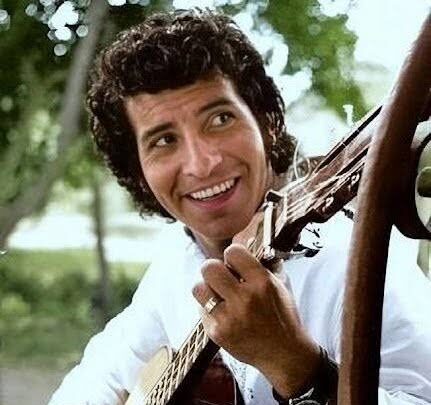 Victor Jara tocando guitarra.