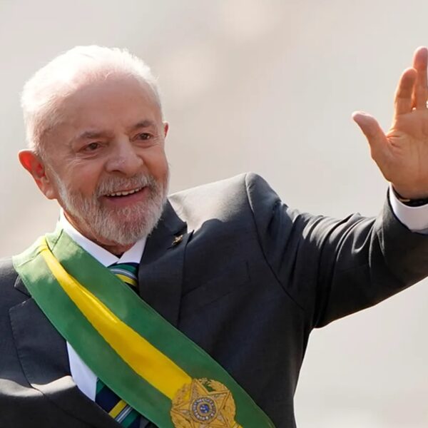 A 17 días de las urnas, Lula sube el Bolsa Família un 15%