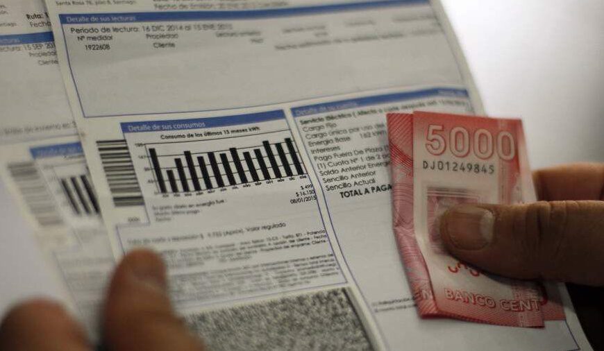 Cuentas de la luz bajarían en 13 regiones desde enero: revisa cuánto cambiarían las tarifas