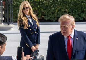 Trump despide a su vocera tras solo cinco&hellip;
