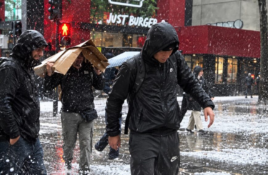 Tormenta eléctrica y granizos golpean la zona central: alerta roja y miles de hogares&hellip;