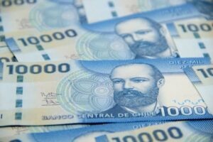 Billetes de diez mil pesos chilenos unos encima de otros.