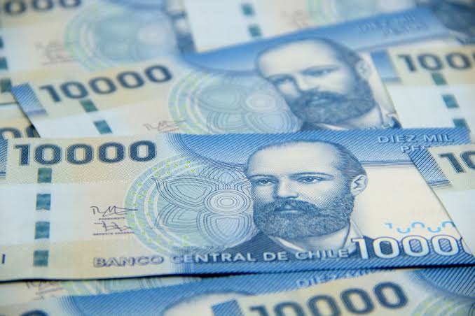 Billetes de diez mil pesos chilenos unos encima de otros.