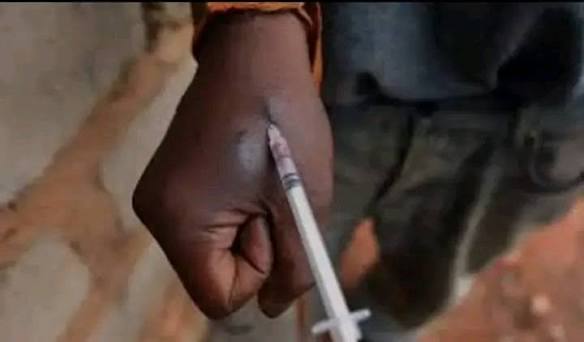 Bluetoothing: la peligrosa práctica de inyectarse sangre ajena que preocupa por el VIH