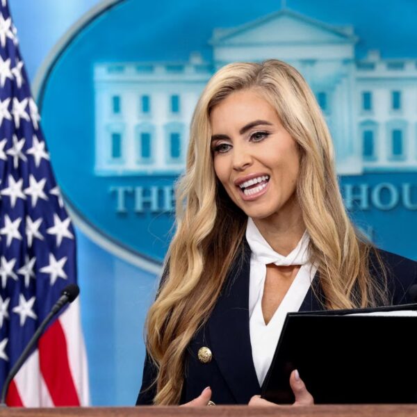 Vocera de Trump admite que no aprobó examen para ejercer como abogada