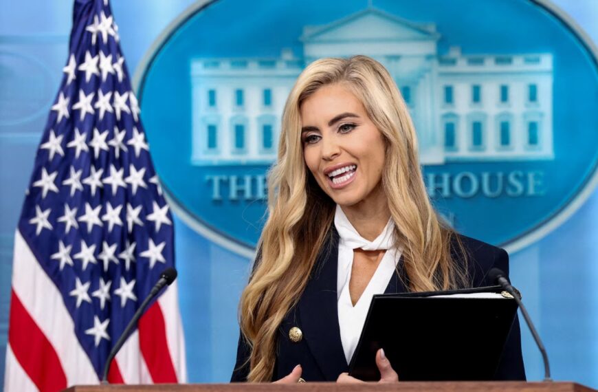 Vocera de Trump admite que no aprobó examen para ejercer como abogada